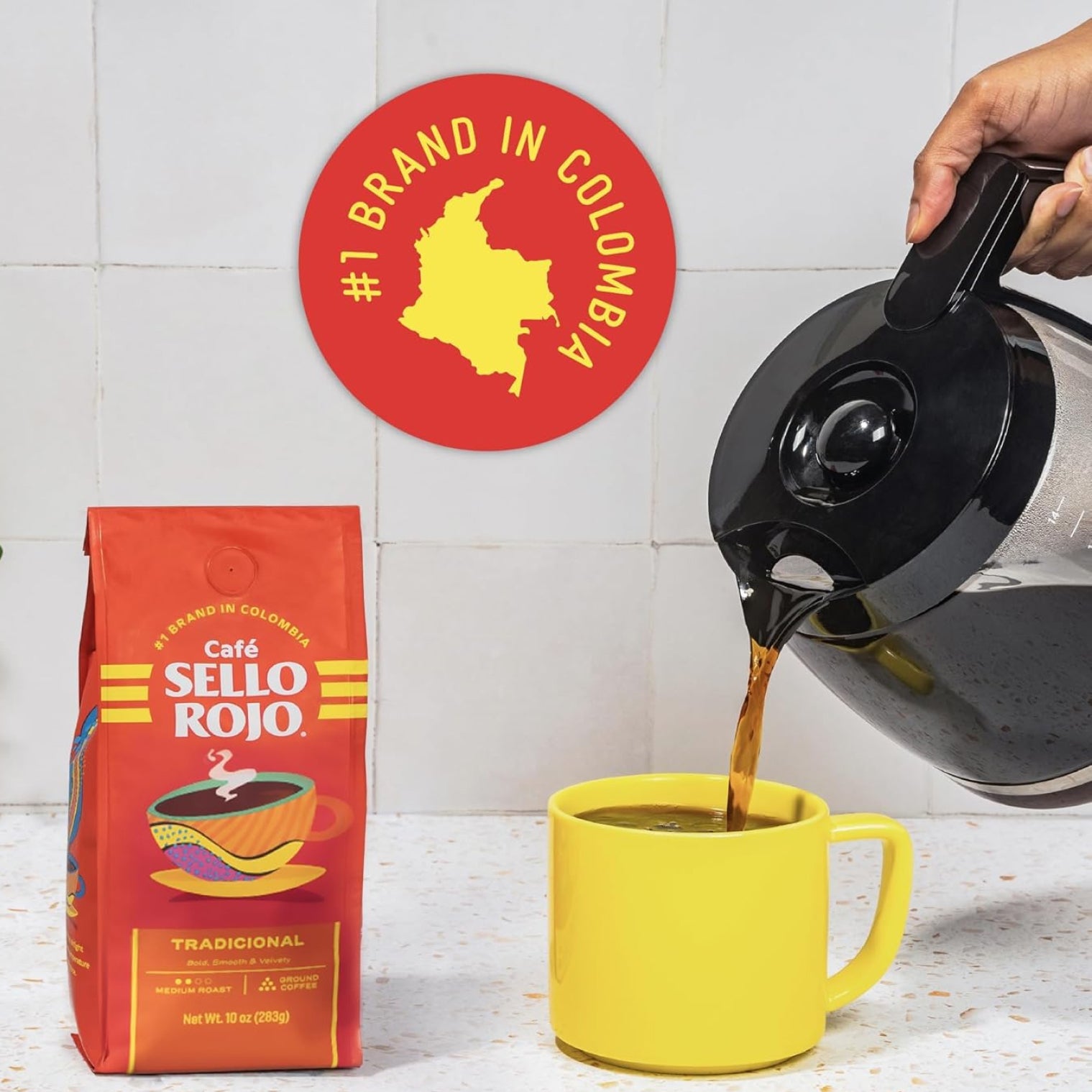 Number 1 Brand in Colombia badge in a kitchen with coffee pouring